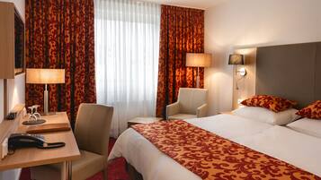 Comfort tweepersoonskamer | Een bureau, een laptopwerkplek, verduisterende gordijnen