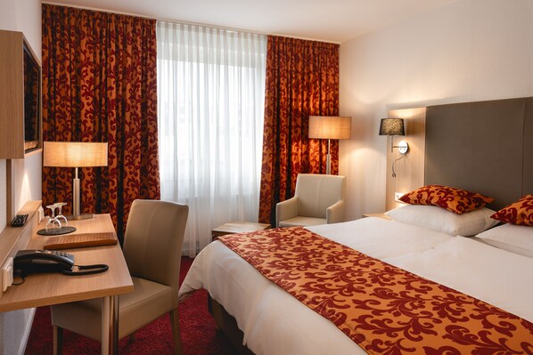 Habitación Confort doble | Escritorio, espacio para trabajar con un portátil, cortinas opacas