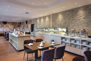 Se ofrece un desayuno bufé todos los días (15 EUR por persona)