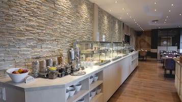 Café da manhã com buffet diário (EUR 15 por pessoa)