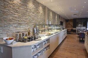 Se ofrece un desayuno bufé todos los días (15 EUR por persona)