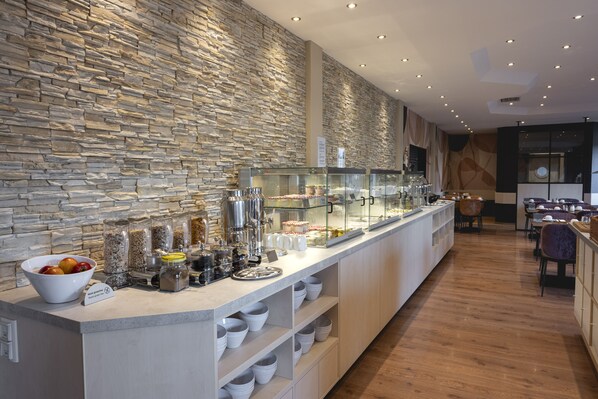 Desayuno buffet diario (EUR 15 por persona)