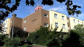 Vista frontal de la propiedad