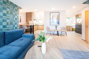 Leilighet, 1 soverom, terrasse | Oppholdsområde | En 32-tommers smart-TV med Parabol-TV samt Netflix og premierefilmer