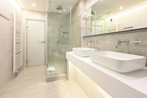 City Penthouse, City View | Bathroom | Shower, hair dryer, towels - Hotel am Spichernplatz (Düsseldorf)