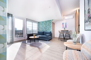 Leilighet, 1 soverom, terrasse | Senger med Select Comfort-madrass, minibar, safe på rommet og skrivebord