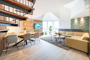 Design Penthouse, City View | Select Comfort beds, minibar, in-room safe, desk - Hotel am Spichernplatz (Düsseldorf)