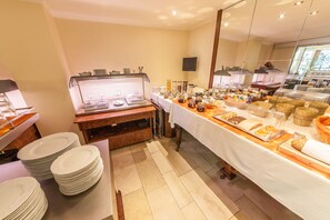 Daily buffet breakfast for a fee
