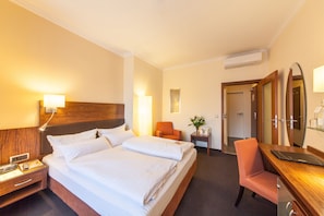 Hypo-allergenic bedding, pillow-top beds, in-room safe, desk - Hotel Flora Düsseldorf (Düsseldorf)