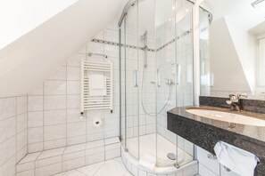 Free toiletries, hair dryer, towels - Hotel Flora Düsseldorf (Düsseldorf)