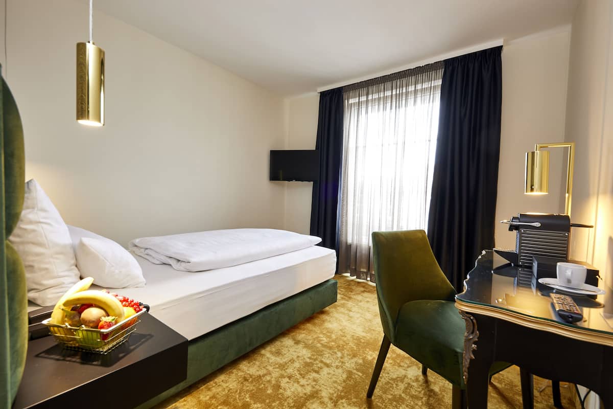 1 bedroom, hypo-allergenic bedding, minibar, in-room safe