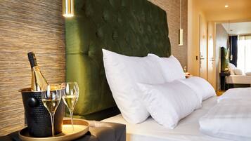 Ropa de cama hipoalergénica, minibar, caja fuerte y escritorio