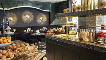 Tägliches Frühstücksbuffet (22.5 EUR pro Person)