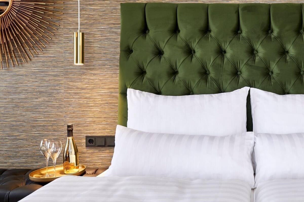 Chambre Double, vue cour intérieure (French bed 160x200)