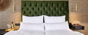 Quarto casal, vista para o pátio (French bed 160x200) | Roupas de cama antialérgicas, frigobar, cofres nos quartos, escrivaninha