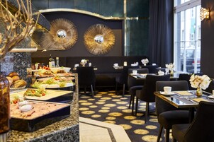 Colazione a buffet a pagamento, servita tutte le mattine 