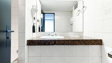 Rom – standard, 3 enkeltsenger | Bad | Dusj, toalettartikler (inkludert), hårføner og håndklær