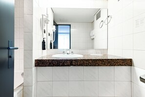 Phòng Tiêu chuẩn, 3 giường đơn | Phòng tắm | Buồng tắm vòi sen, đồ dùng nhà tắm miễn phí, máy sấy tóc, khăn tắm 