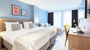 Ropa de cama de alta calidad y caja de seguridad en la habitación