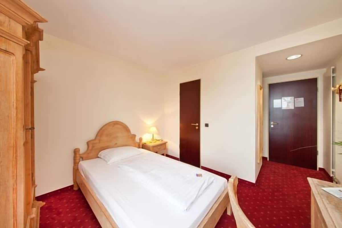 Premium bedding, in-room safe, individually decorated