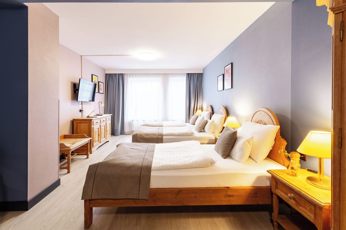 Chambre Standard, 3 lits jumeaux | Literie de qualité, coffre-fort, décor unique, ameublement unique