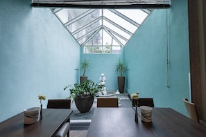 Petit déjeuner buffet servi les week-ends (17.00 EUR par personne)