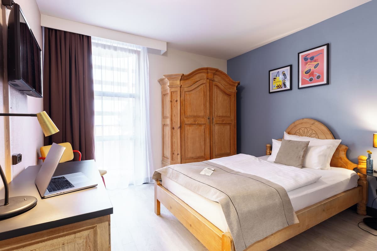 Chambre Standard | Literie de qualité, coffre-fort, décor unique, ameublement unique