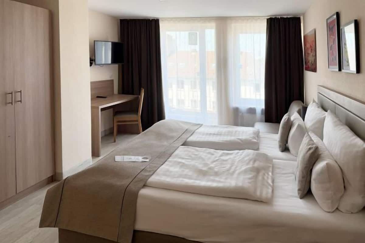 Premium bedding, in-room safe, individually decorated