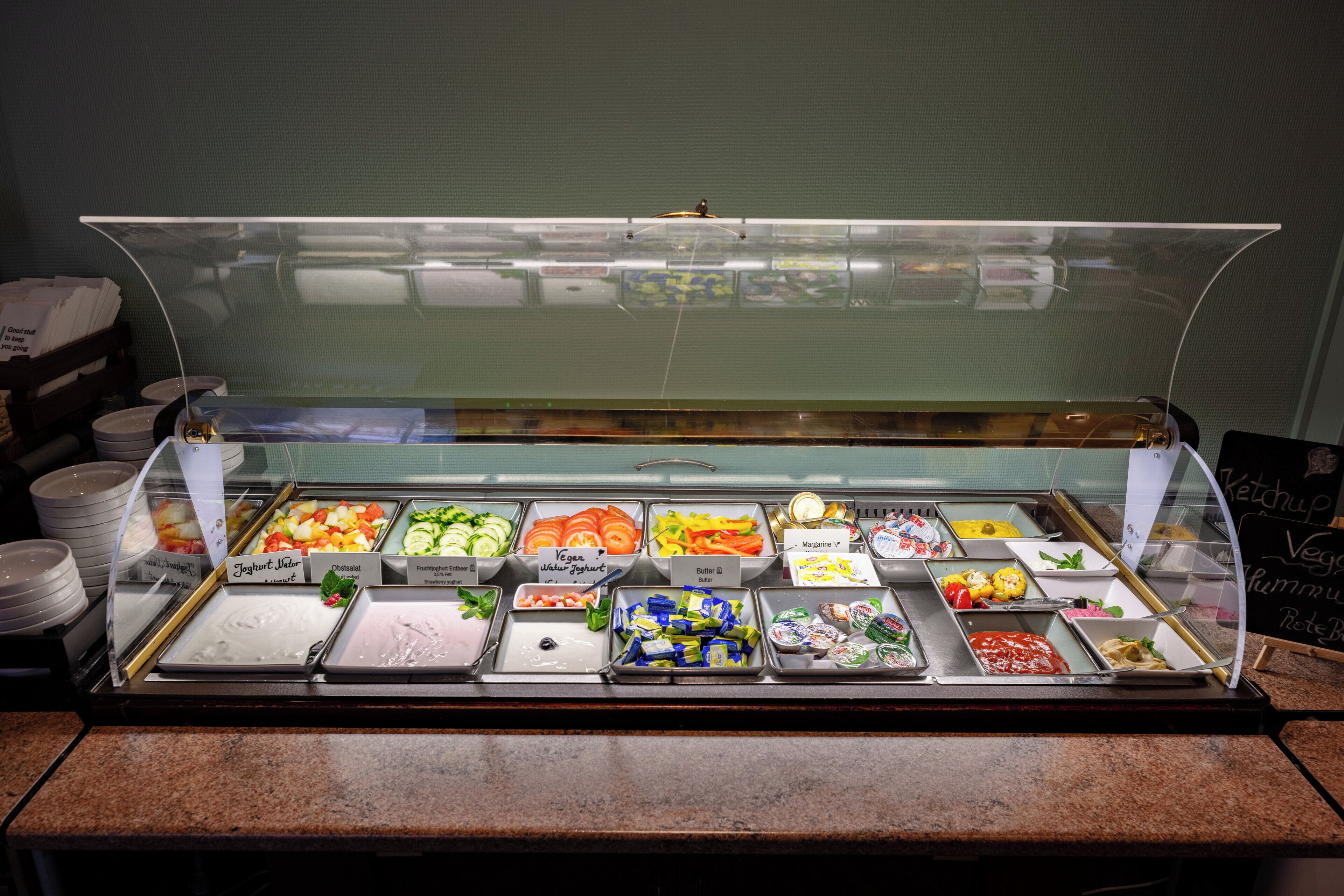 Vitrine com diversas opções de iogurte, incluindo versões lácteas e veganas.