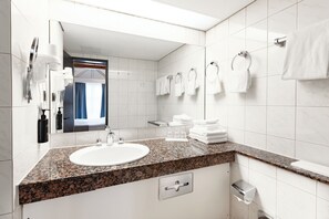 Suite, 2 Bedrooms (Duplex) | Bathroom | Shower, free toiletries, hair dryer, towels