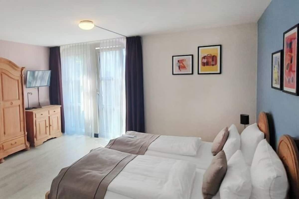 Premium bedding, in-room safe, individually decorated