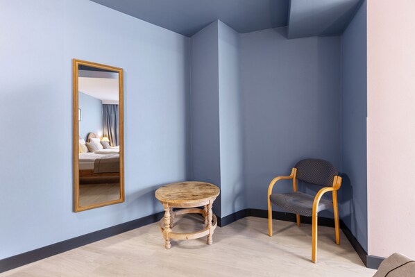 Standard Room, 3 Twin Beds | Premium bedding, in-room safe, individually decorated