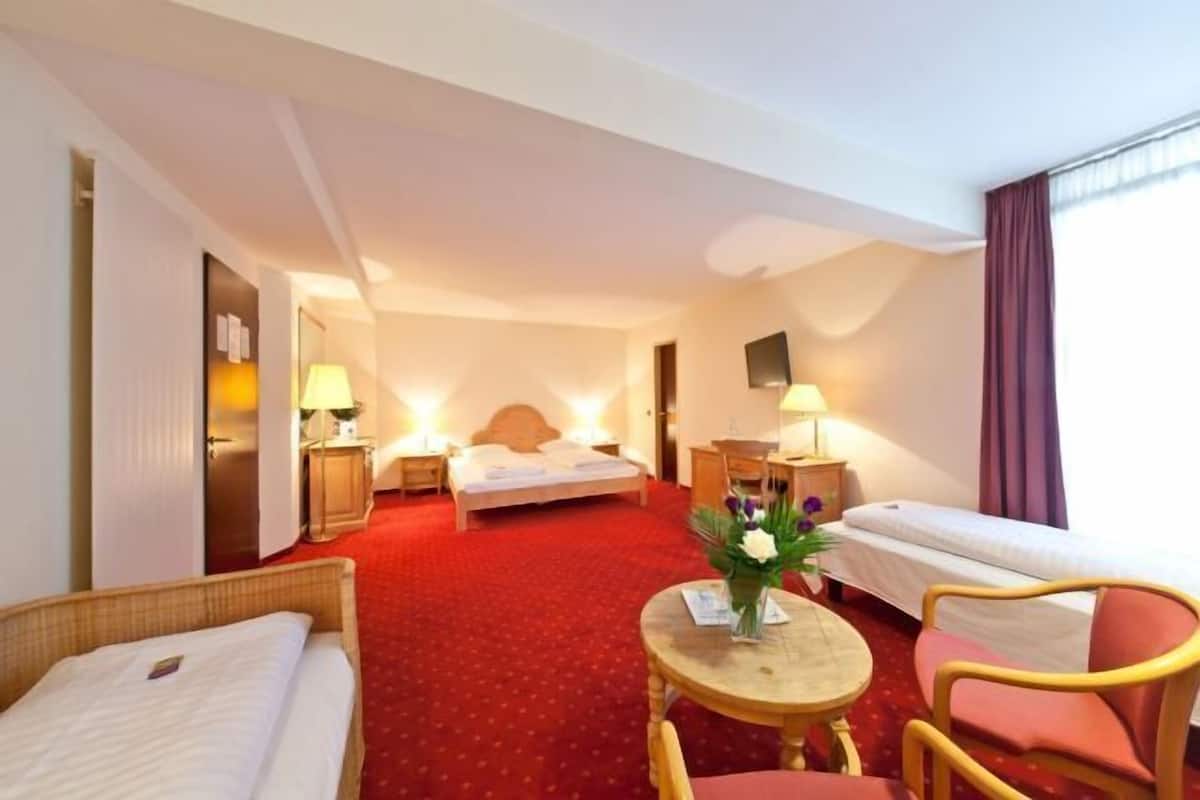 Premium bedding, in-room safe, individually decorated