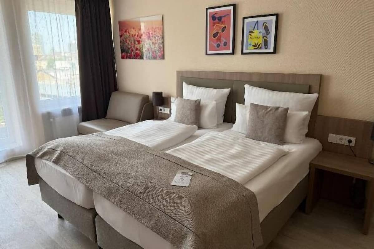 Premium bedding, in-room safe, individually decorated