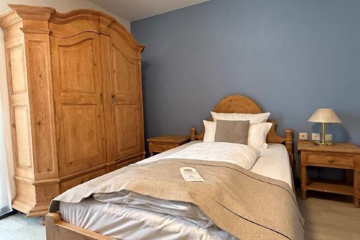 Premium bedding, in-room safe, individually decorated