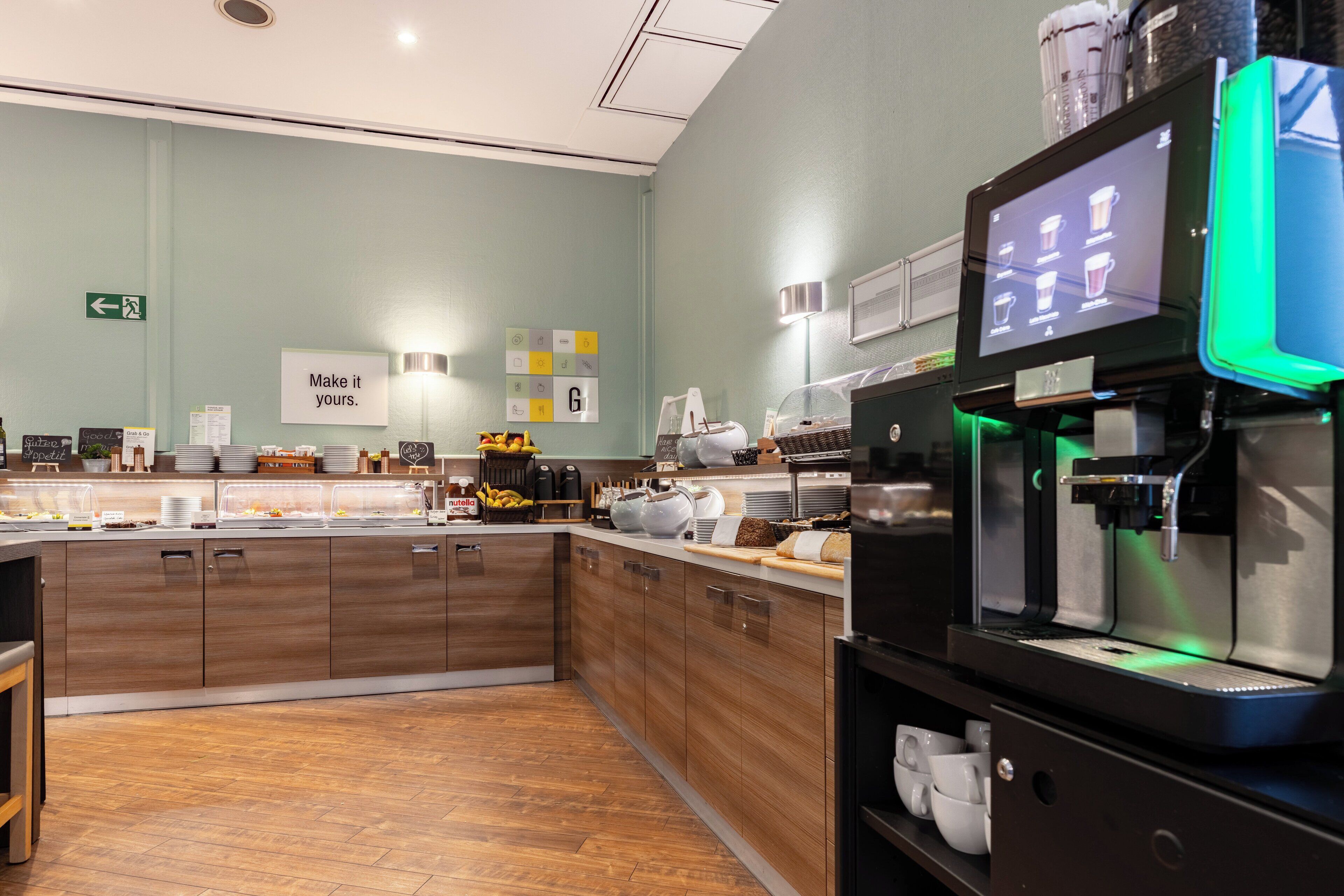 Un café moderne avec un comptoir en bois, une machine à café et un présentoir pour afficher le menu.