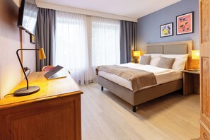 Premium bedding, in-room safe, individually decorated
