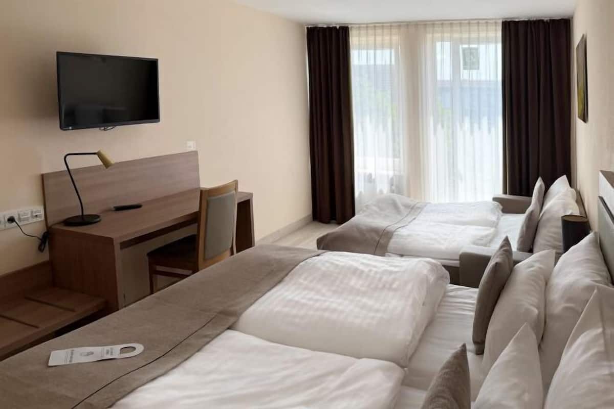 Premium bedding, in-room safe, individually decorated