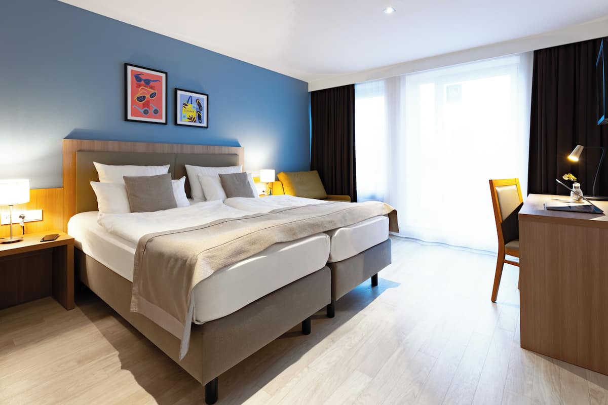 Chambre Standard, 1 grand lit | Literie de qualité, coffre-fort, décor unique, ameublement unique