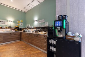Bữa sáng buffet với phụ phí nhỏ vào ngày cuối tuần 