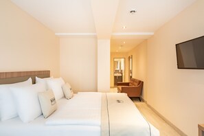Premium bedding, in-room safe, individually decorated