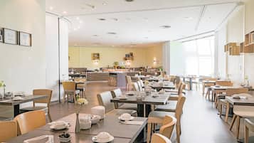 Frühstücksbuffet am Wochenende (17.00 EUR pro Person)