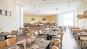 Desayuno buffet los fines de semana (EUR 17.00 por persona) 