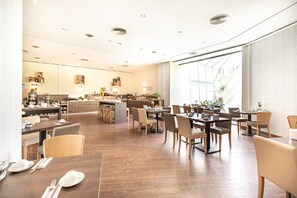 Buffet breakfast on weekends (EUR 17.00 per person)