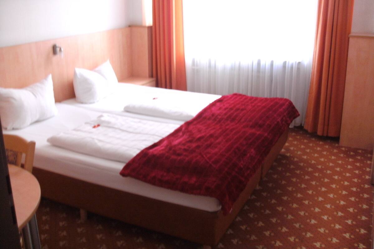 Camera singola | Biancheria da letto ipoallergenica, una cassaforte in camera