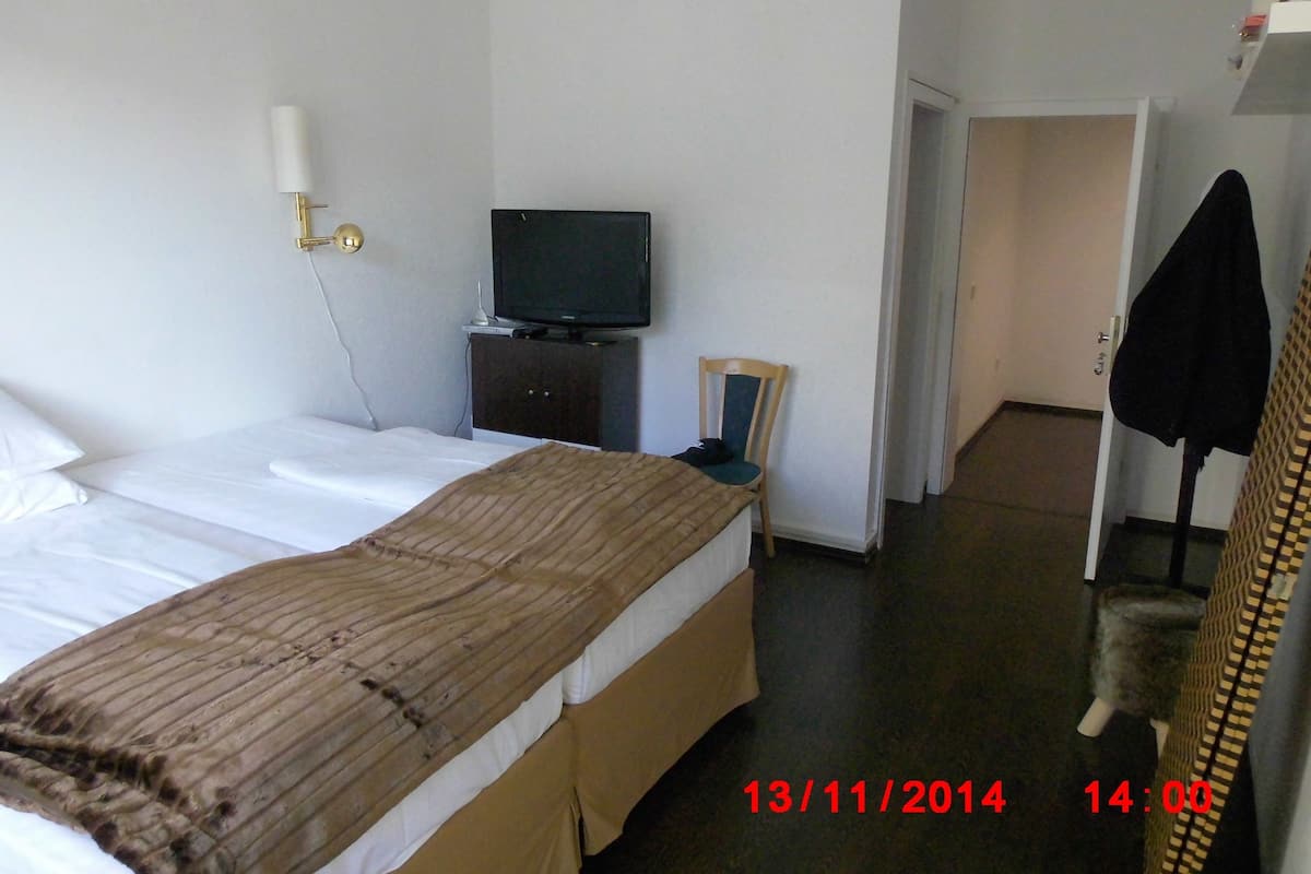 Camera tripla | Biancheria da letto ipoallergenica, una cassaforte in camera