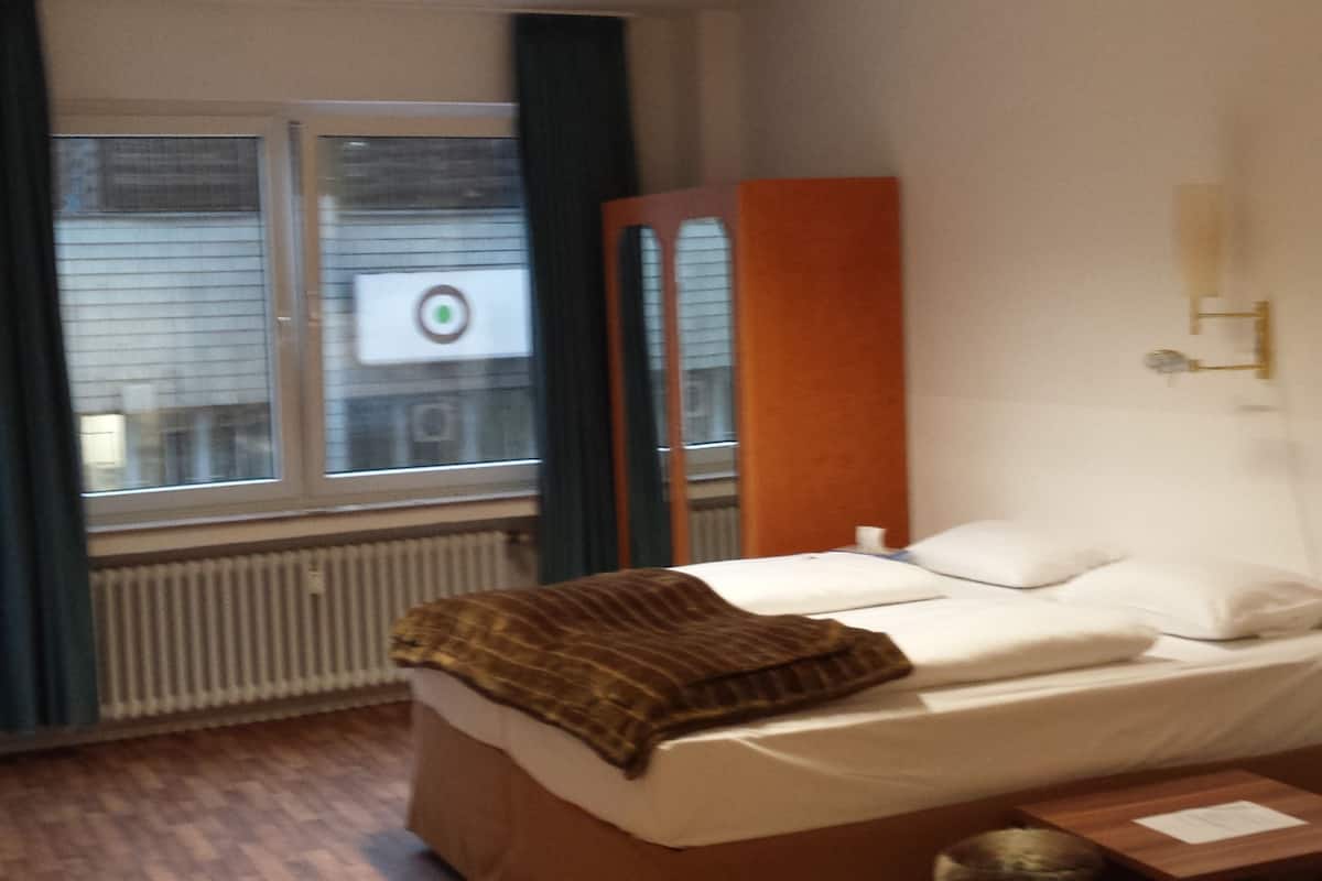 Camera quadrupla (400 EUR deposit per stay) | Biancheria da letto ipoallergenica, una cassaforte in camera