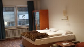 Vierpersoonskamer (400 EUR deposit per stay) | Hypoallergeen beddengoed, een kluis op de kamer, een bureau