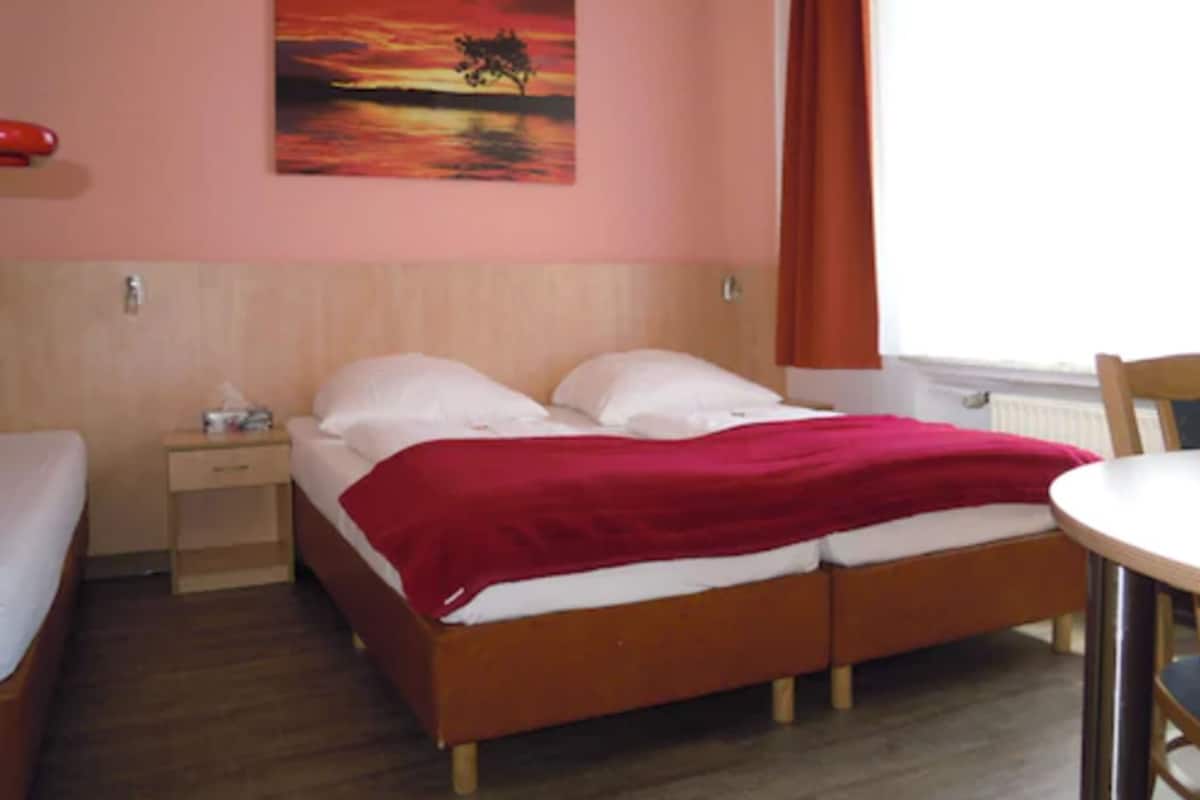 Camera doppia | Biancheria da letto ipoallergenica, una cassaforte in camera