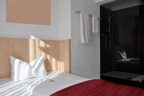 低過敏寢��具、客房內保險箱、書桌、遮光布/窗簾